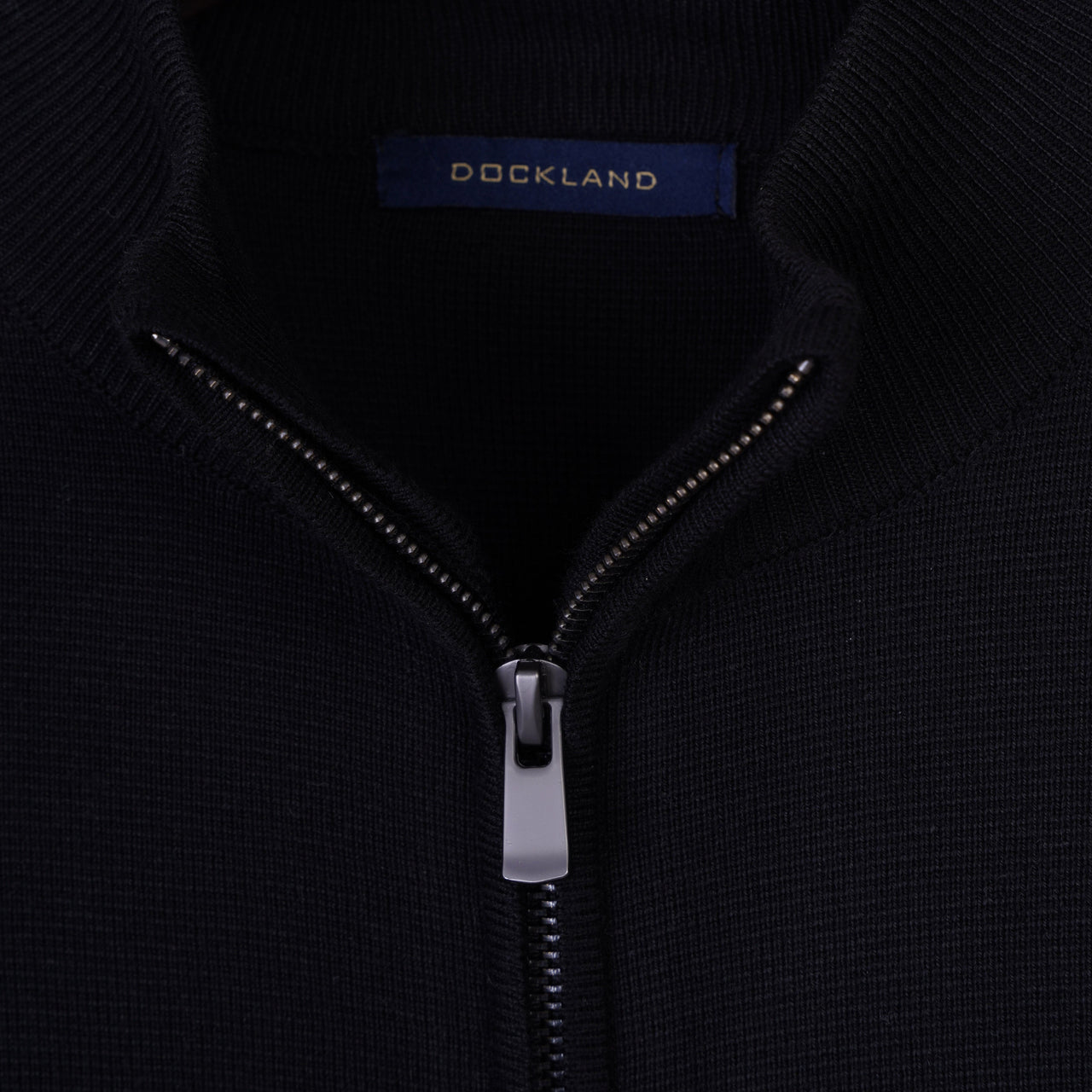 كنزة أساسية بسحاب كامل - أسود